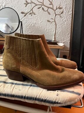 Hudson shoe co. Camel Tan suede leather Chelsea ankle boot size 10
